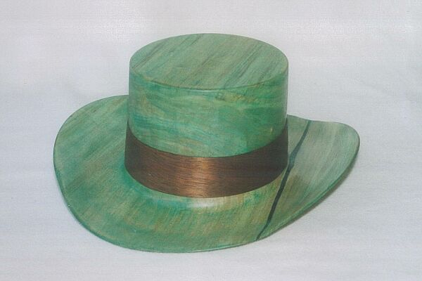 Handgemaakte massief Houten Groene Hoed, door draaien en stomen vervaardigd. Van 25 kg ruw hout naar drie ons afgewerkte hoed.