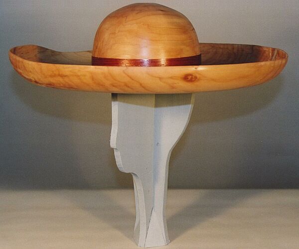 Handgemaakte massief Houten Sombrero, door draaien en snijden vervaardigd. Van 32 kg ruw hout naar drie ons afgewerkte hoed.