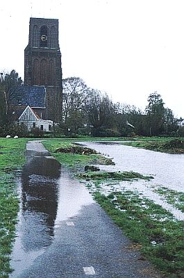 De toren van Ransdorp achter een overlopende sloot