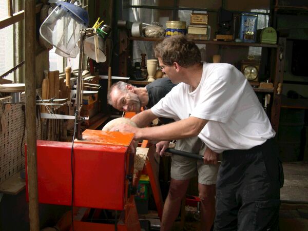 Boudewijn en Rik inspecteren de pot